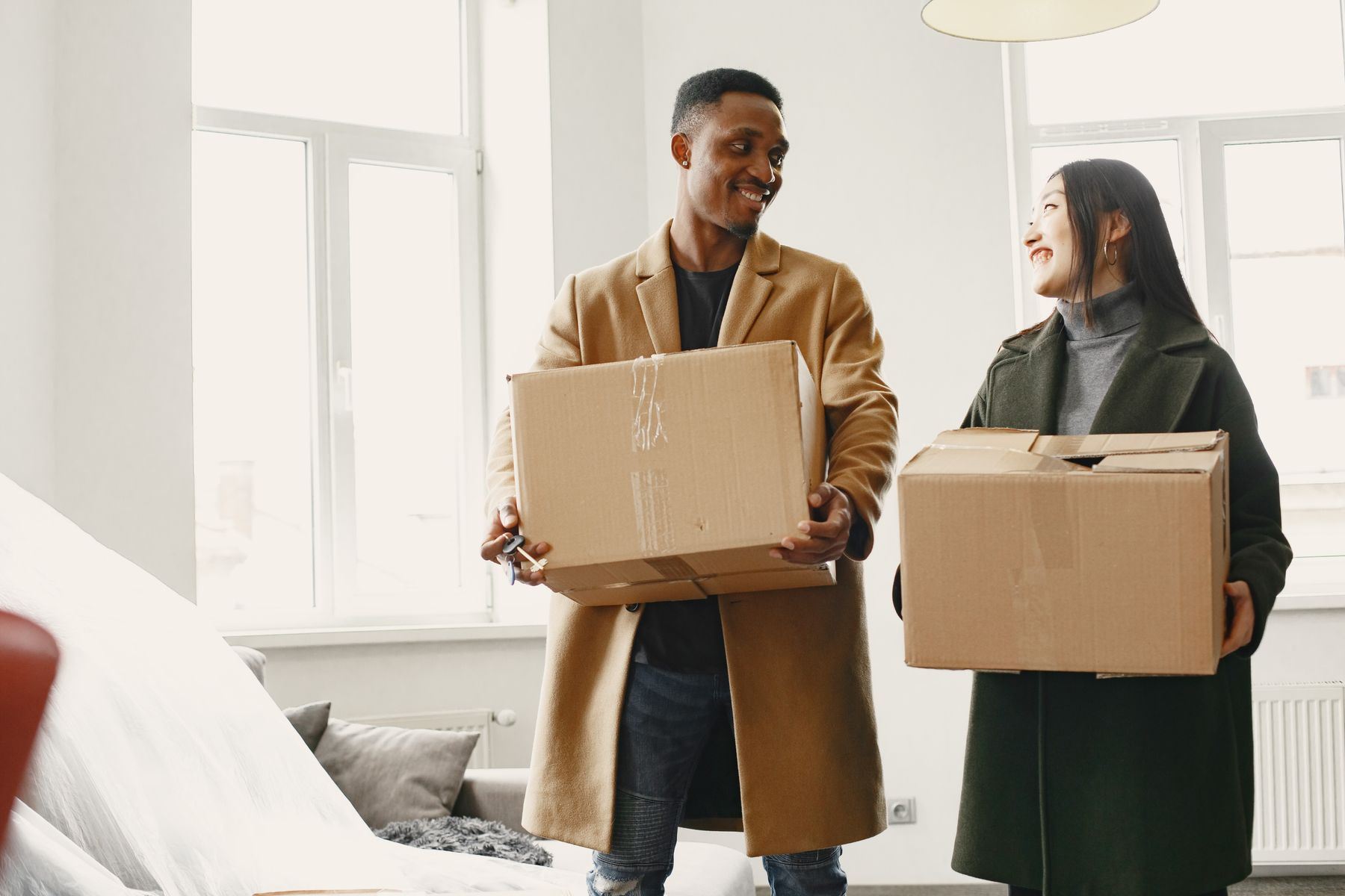 Para wnosząca kartony do nowego mieszkania